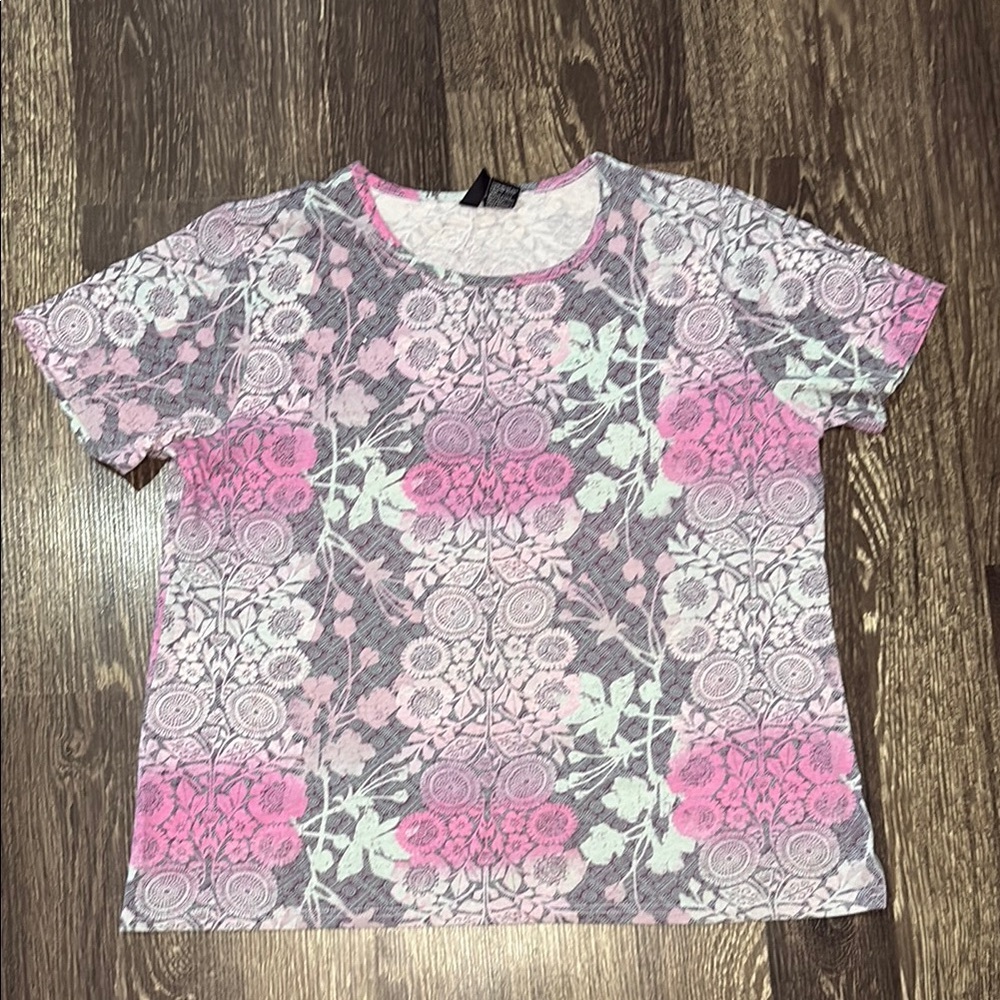 Woman's Jason Maxwell Pink & Blue Floraly like design on the tshirt size Large